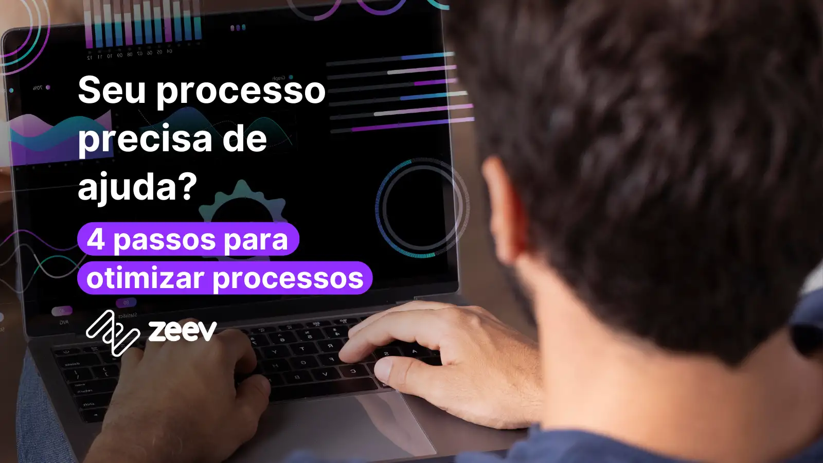 Homem branco com cabelo curto e castanho, trabalhando em seu notebook sentado. O contexto é sobre otimização de processos