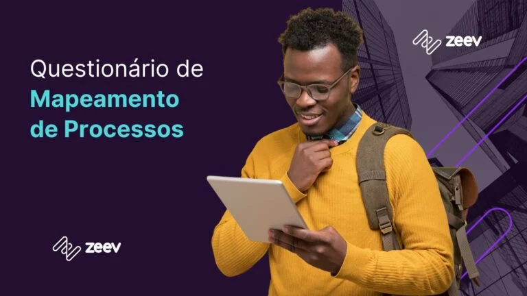 Homem lendo Questionário de Mapeamento de processos para gestores