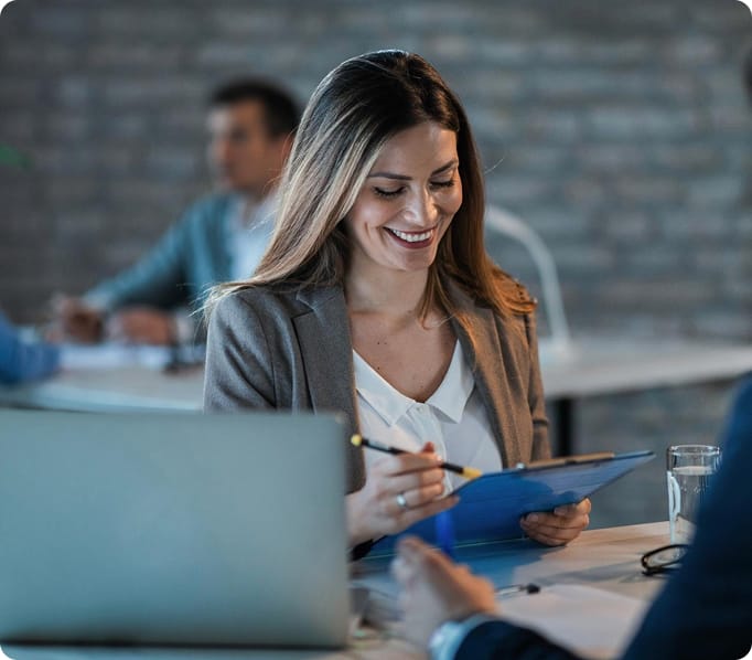 Parceira Zeev usando o Zeev