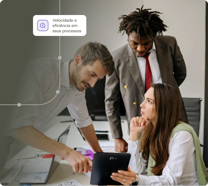 Profissionais do varejo utilizando o Zeev