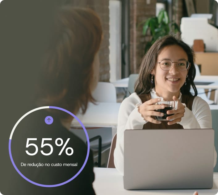 Mulher profissional feliz por usar workflow para serviços Zeev